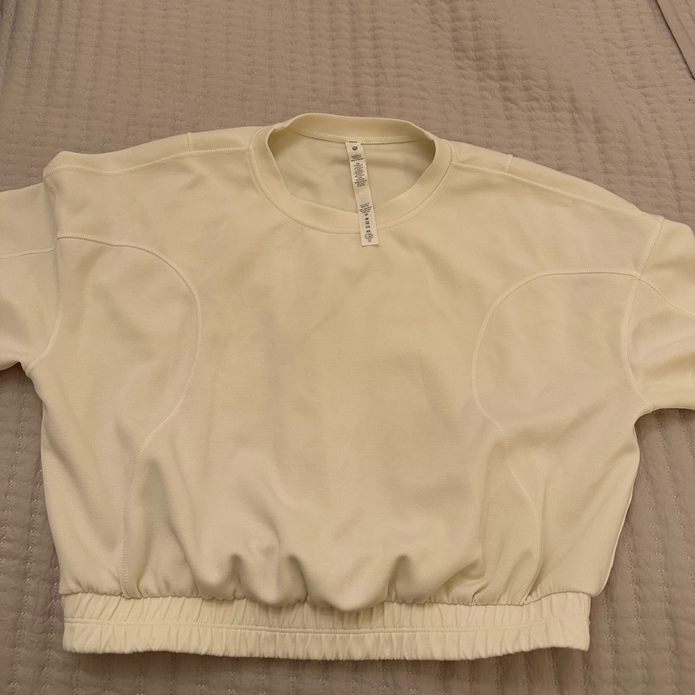 Lululemon cropped top, almost NEW condition! Athletic feel